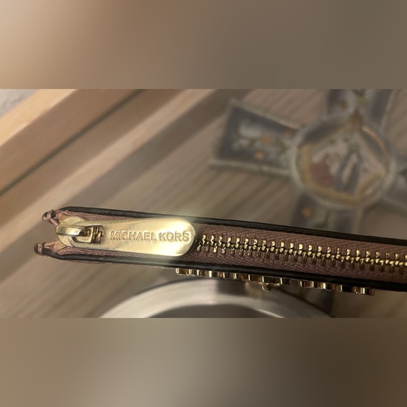 Michael Kors Wallet - Picture 6 of 9